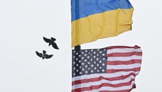 علما أوكرانيا وأمريكا فوق الجامعة الأمريكية بكييف