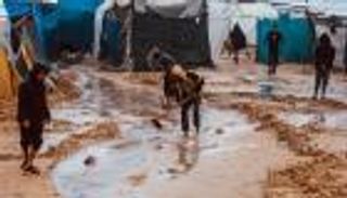 الشتاء يحاصر غزة.. والنازحون بين مطر السماء ووحل الأرض