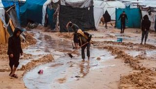 المياه غمرت كل شيء في غزة وسط معاناة يواجهها النازحون