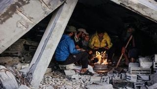 البرد يزيد أعباء النازحين في غزة- أ ف ب