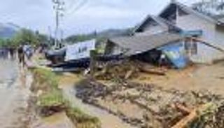 فيضانات قاتلة في إندونيسيا.. وحصيلة القتلى ترتفع