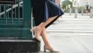 &laquo;الكيتن هيلز&raquo; تتصدر خزانة أحذية النساء هذا الشتاء.. أناقة وراحة