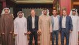 رئيس المكتب الوطني للإعلام في الإمارات يزور الفنان عادل إمام