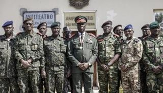 الجنرال هورتا نتام (وسط) بعد أداء اليمين الدستورية