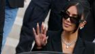 لماذا ارتدت كيم كارداشيان مجوهرات بملايين الدولارات خلال محاكمة سارقيها؟