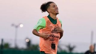 قبال لاعب منتخب الجزائر