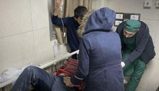 سوري مصاب خلال الهجوم الإسرائيلي