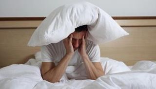 يعاني من الأرق المزمن