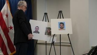 مسؤول أمريكي ينظر لصور ضحايا الهجوم ومنفذه