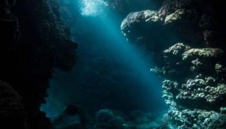 اكتشاف تمثال غامض في أعماق المياه