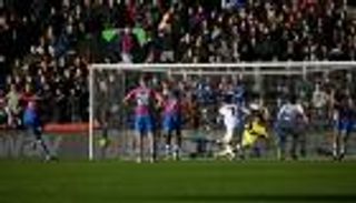 رغم لمس الكرة مرتين.. لماذا أعيدت ركلة جزاء ماتيتا في البريميرليغ؟