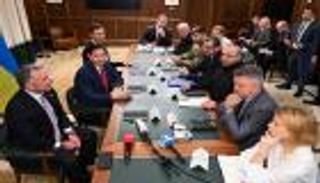 طاولة مفاوضات جوالة.. أوكرانيا تبحث عن نهاية للحرب (تسلسل زمني)