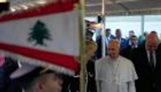 البابا ليو يبدأ زيارة تاريخية إلى لبنان.. استقبال رسمي وشعبي وسط أزمات متلاحقة