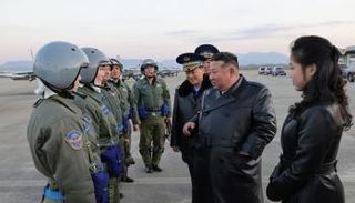 الزعيم الكوري الشمالي وابنته مع مجموعة من الطيارين