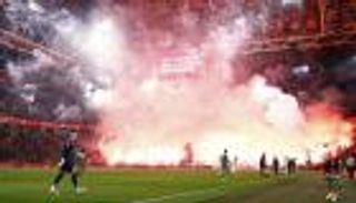 «فضيحة بكل المقاييس».. اشتعال المدرجات يلغي مباراة لأياكس