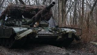 جندي أوكراني على دبابة تتمركز على أحد الخطوط الأمامية للحرب مع روسيا