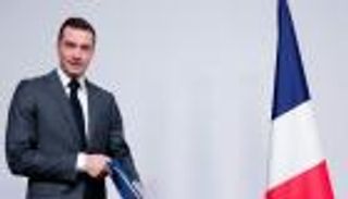 بيضة على رأس بارديلا.. حادث عابر أم احتقان متصاعد بفرنسا؟