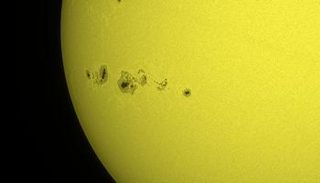 تصوير مجموعة من البقع الشمسية العملاقة بواسطة مركز الفلك الدولي