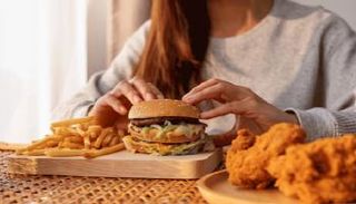 روائح الطعام الدهني قد تؤثر على وزن الجنين مستقبلًا