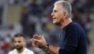 عبر «آيباد».. كيروش ينتقد حكم مباراة السعودية وعمان (فيديو)