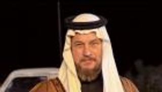 ترافيس فيميل يخطف الأنظار بالزي السعودي