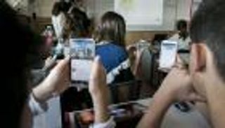 برلمان تشيلي يحظر الهواتف المحمولة في المدارس