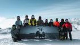 علم الإمارات وصورة زايد وراشد يزينان قمم الألب مع احتفالات عيد الاتحاد