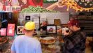 ارتفاع أسعار البيتزا يغير عادات المستهلكين في أمريكا.. الطلب على الإضافات يتراجع