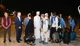 أفراد من طاقم السفينة لدى وصولهم إلى مسقط