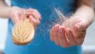 تساقط الشعر ليس صدفة.. التوتر يوقظ خلايا قاتلة داخل رأسك