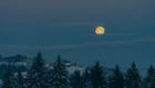 القمر العملاق يودع عام 2025 بعرض سماوي مدهش