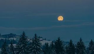 سماء العالم العربي على موعد مع ظاهرة القمر العملاق الليلة