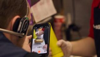 صناعة مقطع ترويجي للوجبات على تيك توك