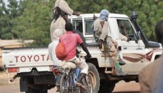 مسلحون على متن مركبة في مالي- أرشيفية