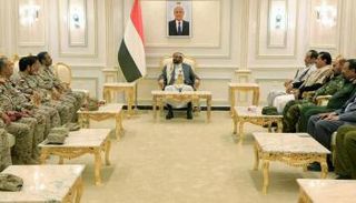 نائب رئيس مجلس القيادة الرئاسي سلطان العرادة خلال اجتماع عسكري رفيع