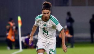 قبال لاعب منتخب الجزائر