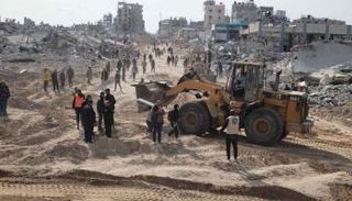 آلية لرفع الأنقاض في غزة
