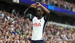 إيفس بيسوما لاعب توتنهام