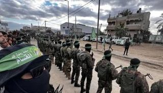 عناصر من حركة حماس خلال عملية تبادل للرهائن - أرشيفية