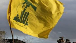 جنود إسرئيليون قرب علم يحمل شعار حزب الله 