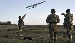 جنود يطلقون مسيرة - أرشيفية