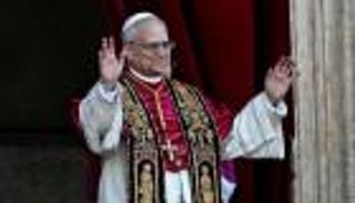 &laquo;موسيقى مع الفقراء&raquo;.. البابا ليو الرابع عشر يتفاعل مع غناء مايكل بوبليه