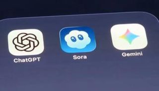 شعار ChatGPT مع منافسيه