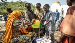 أطفال أمام أحد الجوامع في نيجيريا