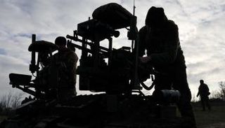 جنود أوكرانيون يختبرون أنظمة روبوتية قتالية أرضية