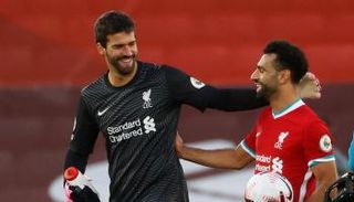 أليسون بيكر حارس ليفربول ومحمد صلاح