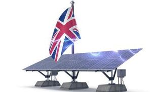 ألواح طاقة شمسية وعلم بريطانيا