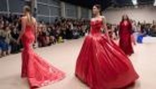 لماذا يعود الأحمر بقوة في شتاء 2026؟ تفسير خبراء الموضة