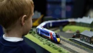 طفل بريطاني يشاهد النموذج الجديد للقطارات البريطانية
