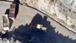 يربط أبين والبيضاء.. الحوثيون يفجّرون طريق عقبة ثرة الاستراتيجي 